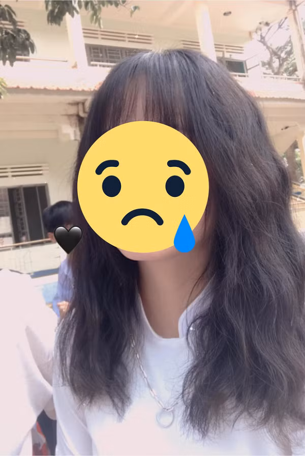 Nữ streamer trong câu chuyện là cái tên chắc chắn không còn xa lạ với người hâm mộ Free Fire Việt Nam. Cô thu hút một lượng lớn fan đông đảo bởi giọng nói dễ thương, ngoại hình vô cùng xinh xắn và duyên dáng.