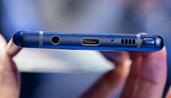 Tuy nhiên khi thấy những thành công mà Apple đạt được, các đối thủ như Samsung hoặc các hãng smartphone Trung Quốc như Xiaomi, Huawei,…bỗng quay ngoắt, lấy đó làm cơ sở để "học hỏi" cho những sản phẩm tiếp theo của mình.