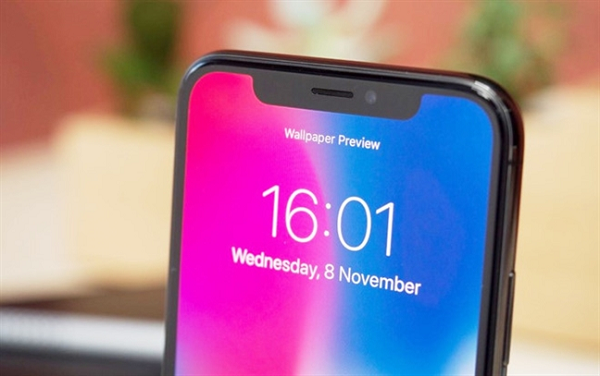 Dù không phải là smartphone đầu tiên có màn hình "tai thỏ" nhưng chính iPhone X là chiếc điện thoại giúp xu hướng này trở nên thịnh hành hơn bao giờ hết kể từ khi ra mắt vào năm 2017.