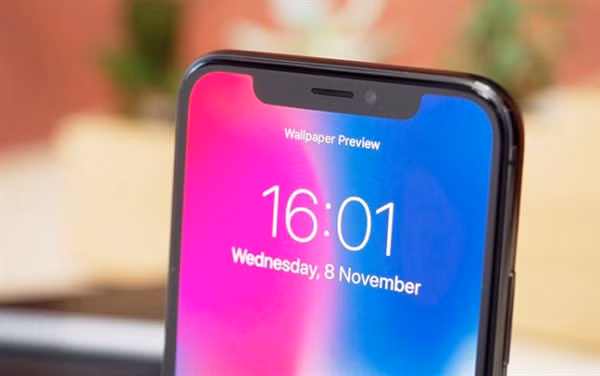 Dù không phải là smartphone đầu tiên có màn hình "tai thỏ" nhưng chính iPhone X là chiếc điện thoại giúp xu hướng này trở nên thịnh hành hơn bao giờ hết kể từ khi ra mắt vào năm 2017.