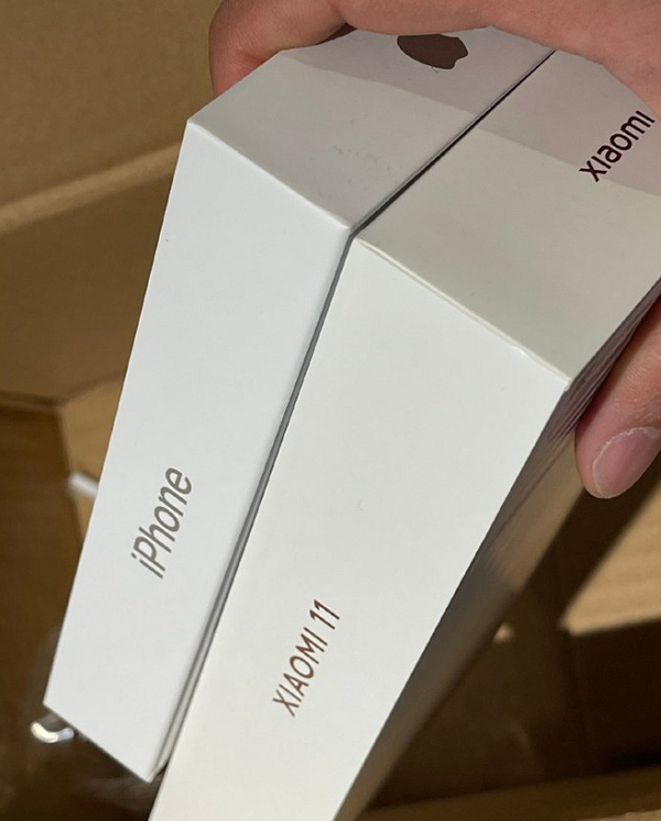 Về phía Xiaomi, hình ảnh mới nhất được chia sẻ trên mạng xã hội Trung Quốc cho thấy hộp của mẫu flagship Mi 11 sắp tới mỏng chẳng kém gì hộp iPhone 12. Cứ ngỡ chỉ là ảnh photoshop, thì CEO Xiaomi Lei Jun lập tức đăng đàn chính thức xác nhận việc hãng loại bỏ củ sạc trên Mi 11.