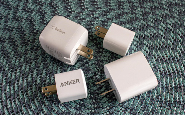 Bên cạnh phản ứng của người dùng, các hãng điện thoại khác cũng tranh thủ cơ hội để "cà khịa" Apple. Samsung đăng bài đá xoáy Apple trên Facebook. Xiaomi cũng đăng tải một đoạn video ngắn miêu tả quá trình mở hộp chiếc Mi 10T Pro, và thứ đầu tiên lộ diện chính là một củ sạc. Tiêu đề đi kèm với đoạn video này là: "Đừng lo, chúng tôi không loại bỏ thứ gì khỏi hộp Mi 10T Pro đâu".