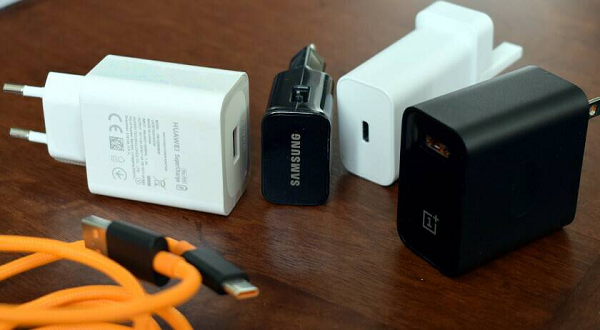 Cười người hôm trước, hôm sau lặng lẽ bắt chước. Gần đây, người ta bỗng phát hiện ra bài viết chế nhạo Apple của Samsung đã bị xoá hoặc ẩn đi, không lâu sau khi xuất hiện nhiều tin đồn cho biết chiếc Galaxy S21 mà hãng dự định ra mắt trong tháng 1 tới đây cũng sẽ không đi kèm củ sạc.