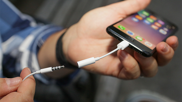 Theo lý giải của Apple, việc loại bỏ giắc cắm tai nghe 3.5mm giúp tối ưu hóa không gian bố trí linh kiện, giúp hãng có thể tích hợp mô-đun camera mới và tăng dung lượng pin trong khi vẫn đảm bảo độ mỏng của iPhone. Ngoài ra, Apple cũng đưa ra lý do rằng, việc loại bỏ chân cắm tai nghe 3.5mm giúp tăng cường khả năng chống nước và bụi cho máy.