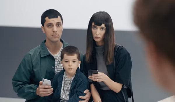 Điều hài hước là trước đó, Samsung còn cho ra hẳn một đoạn quảng cáo thông qua hình ảnh mái tóc kỳ lạ của một gia đình để chế giễu Apple. Xiaomi cũng cho ra đời video quảng cáo Mi 9T cũng ngầm chê bai thiết kế tai thỏ.