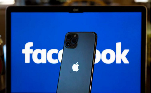 Vào tuần trước, Facebook thực hiện chiến dịch chống Apple kéo dài 2 ngày. Mạng xã hội mua quảng cáo trên nhiều tờ báo in để nhấn vào thay đổi sắp tới trong hệ điều hành iPhone. Thay đổi sẽ thông báo cho người dùng khi có ứng dụng muốn theo dõi dữ liệu cá nhân của họ như địa điểm, lịch sử duyệt web.