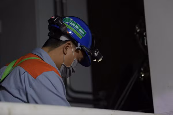 Các kỹ sư đang miệt mài làm việc để kịp tiến độ sớm đưa robot vào hoạt động.