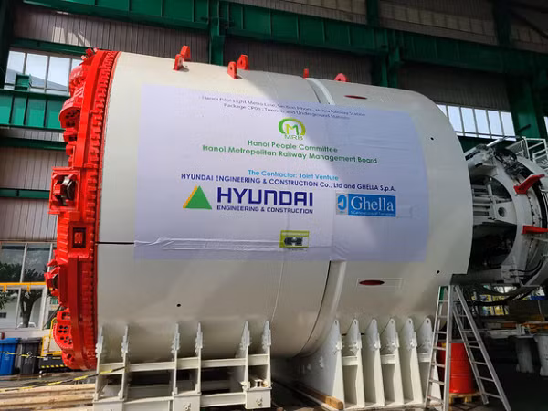 Ông Vũ Thế Mạnh, Giám đốc gói thầu CP03 (nhà thầu Fecon) thông tin, việc vận hành hai máy TBM đào hầm tại tuyến này sẽ do Fecon đảm nhiệm dưới sự giám sát và tham gia của các chuyên gia, kỹ sư nước ngoài, của nhà sản xuất TBM.