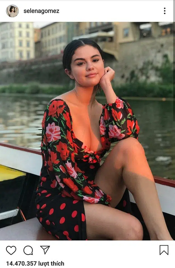 Vị trí thứ 9 là bức ảnh Selena Gomez đang tạo dáng bên một dòng sông ở Ý.