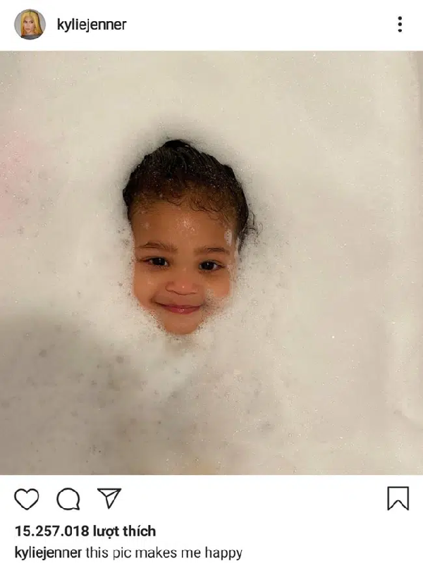 Vị trí thứ 7 là cô bé Stormi nhà Jenner được bao quanh bởi bong bóng rất vui vẻ và đáng yêu.