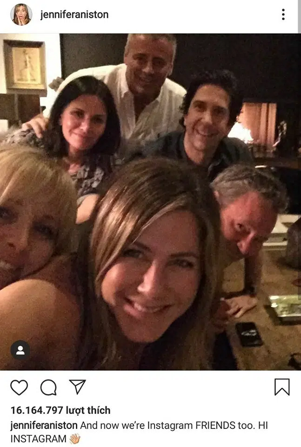 Vị trí thứ 4 là bài đăng đầu tiên của Jennifer Aniston lọt top 20. Nữ diễn viên đã cùng các bạn diễn của mình chụp một bức ảnh rất tự nhiên và vui vẻ. Mặc dù chất lượng không tốt nhưng nó rất phổ biến, xuất hiện trên nhiều trang tin tức.