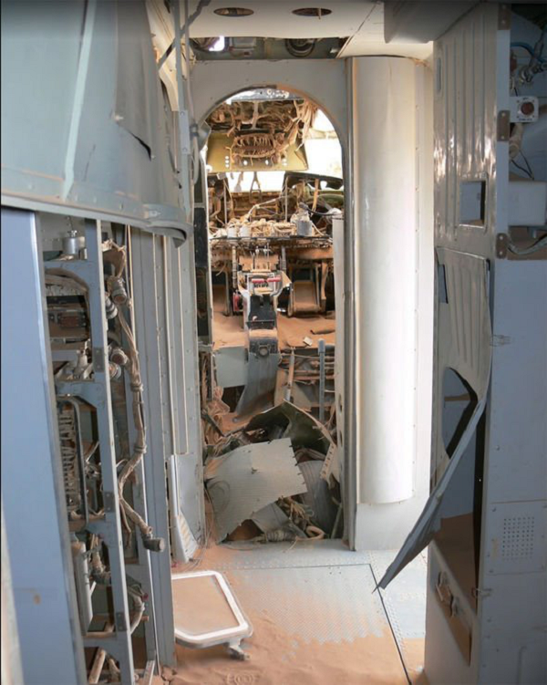 Một bức ảnh Google Earth do một người dùng khác gửi cho thấy bên trong của chiếc máy bay bị bỏ rơi có những cánh cửa và dây treo bị hỏng, buồng lái của máy bay cũng bị hư hỏng nặng. Ở bên cạnh, cửa máy bay dường như bị thổi bay hoàn toàn.