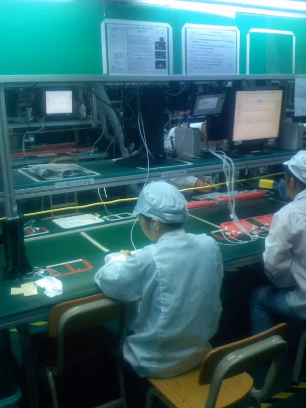 Những công nhân lắp ráp iPhone thời kỳ đầu. Vào năm 2007, Apple đã tối ưu chuỗi cung ứng nhưng chưa đạt đến mức độ như dây chuyền iPhone hiện nay. Do vậy, thời gian hoàn thiện một mẫu iPhone cũng lâu hơn.