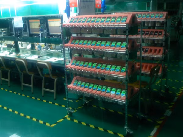 Mới đây, hình ảnh về dây chuyền sản xuất những chiếc iPhone này đã được đăng tải trên Twitter. Bob Burrough, cựu nhân viên phát triển phần mềm tại Apple cho biết đây là những hình ảnh từ dây chuyền lắp ráp được chụp vào mùa xuân năm 2007.