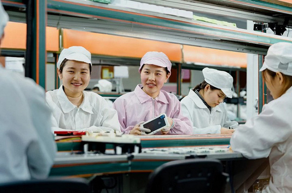 CEO Tim Cook vẫn luôn cố gắng cân bằng cơ cấu quản lý cấp trung, và tránh xung đột trong hệ thống điều hành.