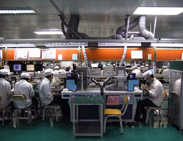 Năm 2012, khi phóng viên của ABC tới thăm nhà máy lắp ráp iPhone của Foxconn tại Thâm Quyến, mật độ công nhân đã cao hơn. Vào năm 2010, sau những vụ công nhân tự tử, Apple đã yêu cầu Foxconn phải điều chỉnh lại quy trình và đảm bảo an toàn cho nhân viên.