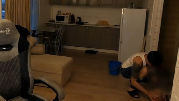 Một YouTuber người Nga là Stas Reshetnikov (30 tuổi) đã ép bạn gái của mình là Valentina (28 tuổi) mặc nguyên đồ lót để ra ngoài trời dưới 0 độ C chỉ bởi vì một người xem đã trả cho anh ta 1000 USD với thử thách đó. Đáng chú ý, cô gái 28 tuổi còn đang mang thai con của Reeflay.