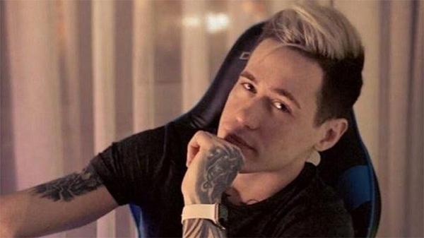 Theo New York Post, người đàn ông này thường xuyên nhận tiền quyên góp từ fan để thực hiện những hành động kỳ quặc, man rợ. Trong buổi livestream trước đó, người này thậm chí đã xịt bình hơi cay liên tục vào cơ thể bạn gái.