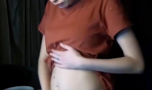 Sau khi phát hiện tình trạng nguy kịch của bạn gái, vlogger người Nga tiếp tục livestream. Trên người cô hiện chỉ mặc đồ lót. Hắn kéo Grigoryeva từ cửa lên ghế bành và đắp chăn cho cô. Một lúc sau, Reeflay mới lay gọi bạn gái.