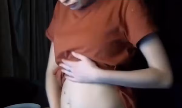 Sau khi phát hiện tình trạng nguy kịch của bạn gái, vlogger người Nga tiếp tục livestream. Trên người cô hiện chỉ mặc đồ lót. Hắn kéo Grigoryeva từ cửa lên ghế bành và đắp chăn cho cô. Một lúc sau, Reeflay mới lay gọi bạn gái.