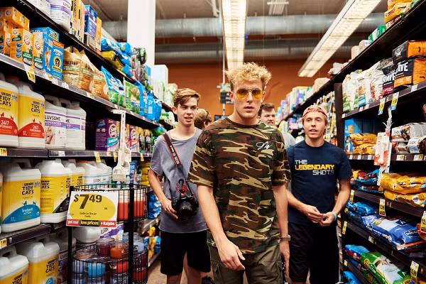 Trên internet xuất hiện rất nhiều những YouTuber muốn câu view bất chấp sáng tạo ra nhiều clip mang nội dung phá hoại, khiến người xem bất bình vì phản cảm. Vừa qua, YouTuber tai tiếng Jake Paul (sinh năm 1997) bị thu giữ toàn bộ súng đạn cất giữ, sau khi bị lực lượng FBI tiến hành khám xét nhà riêng tại bang California (Mỹ).