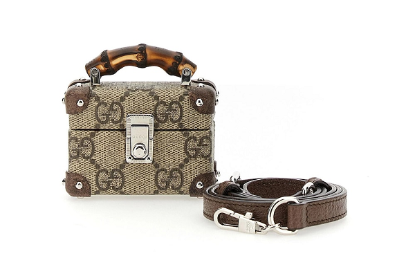 Bao da dành cho AirPods Pro của Gucci cũng có ổ khóa và chìa khóa giả được lấy cảm hứng từ hai mẫu túi xách cao cấp của hãng, bao gồm Padlock và Bamboo Line.