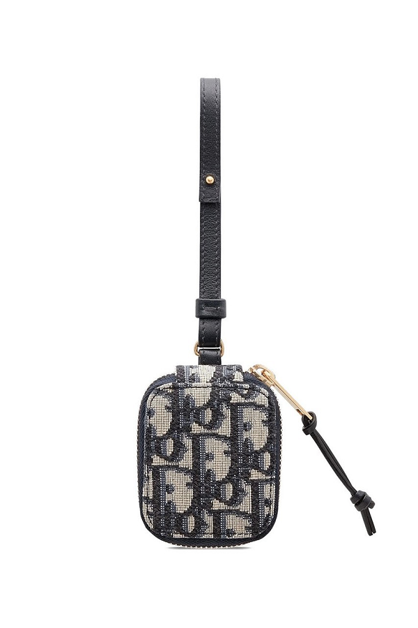 Trước đó, nhiều nhà mốt đình đám đã cho ra mắt hộp đựng cho tai nghe không dây AirPods cực đắt đỏ. Trên chất liệu canvas cùng họa tiết biểu tượng của Dior là Oblique Monagram, hộp đựng AirPods thể hiện nhận diện thương hiệu đặc trưng của hãng. Thiết kế vừa bảo vệ được chiếc AirPods thời thượng đồng thời như một phụ kiện thời trang móc vào túi xách hay cặp cho khách hàng. Mẫu phụ kiện Oblique cho AirPods này của Dior có giá bán 400 USD.