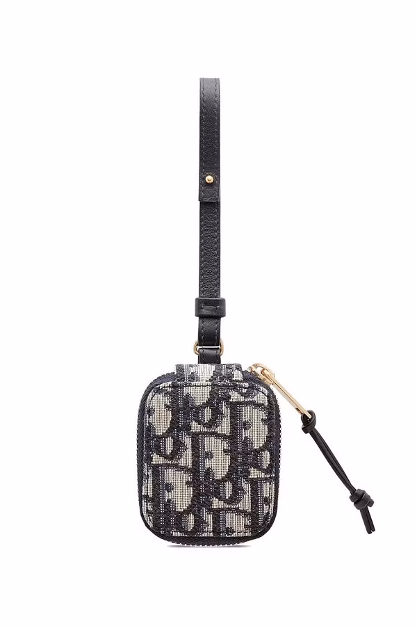 Trước đó, nhiều nhà mốt đình đám đã cho ra mắt hộp đựng cho tai nghe không dây AirPods cực đắt đỏ. Trên chất liệu canvas cùng họa tiết biểu tượng của Dior là Oblique Monagram, hộp đựng AirPods thể hiện nhận diện thương hiệu đặc trưng của hãng. Thiết kế vừa bảo vệ được chiếc AirPods thời thượng đồng thời như một phụ kiện thời trang móc vào túi xách hay cặp cho khách hàng. Mẫu phụ kiện Oblique cho AirPods này của Dior có giá bán 400 USD.