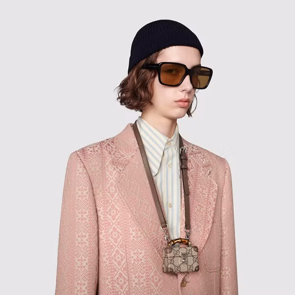 Cả hai sản phẩm này đều sở hữu thiết kế sang trọng đúng chuẩn nhà mốt Ý, tất nhiên mức giá đi kèm cũng cực kì đắt đỏ lên tới 1.100 USD (khoảng 25.5 triệu đồng).