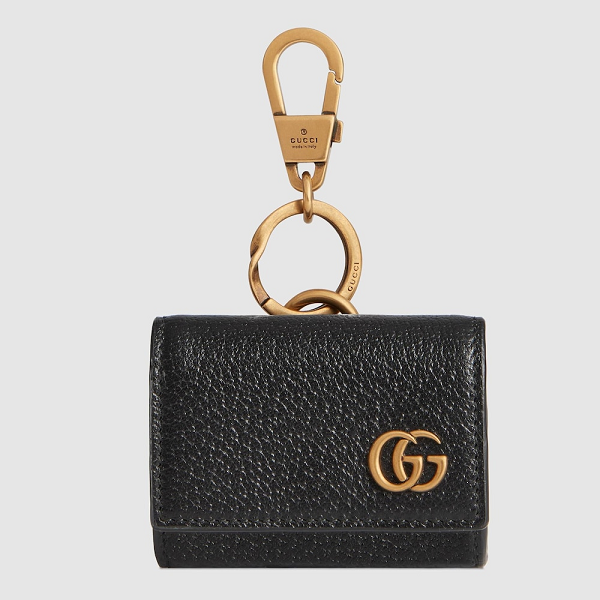 Phụ kiện thứ hai có tên gọi là "Gucci GG Marmont AirPods Case", sở hữu thiết kế khác biệt hoàn toàn so với "Gucci AirPods Pro Case". Người dùng có thể treo nó vào thắt lưng hoặc túi xách, nhờ vào sự hiện diện của móc cài ở phía sau của bao da.