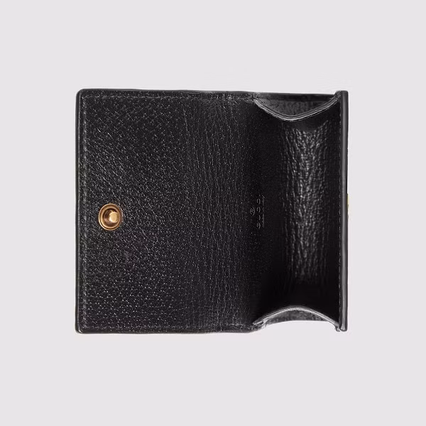 Bên trong Gucci GG Marmont AirPods Case cũng được bao phủ hoàn toàn bằng da đen. Sản phẩm được thiết kế để dễ dàng đóng / mở bằng nút bấm. "Gucci GG Marmont AirPods Case" có giá bán lẻ là 460 USD (khoảng 10.6 triệu đồng)