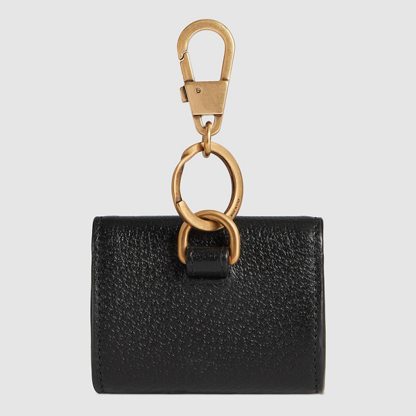 Người dùng có thể đeo nó vào thắt lưng hoặc túi xách, nhờ vào móc cài ở đầu trên của bao da.