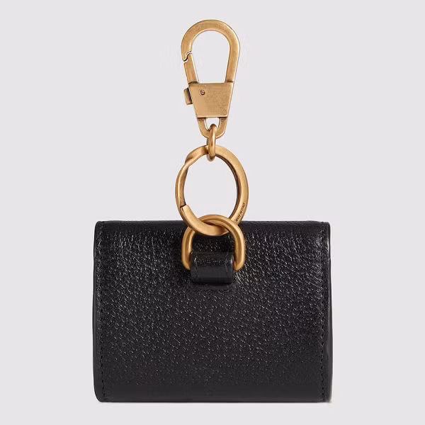 Người dùng có thể đeo nó vào thắt lưng hoặc túi xách, nhờ vào móc cài ở đầu trên của bao da.