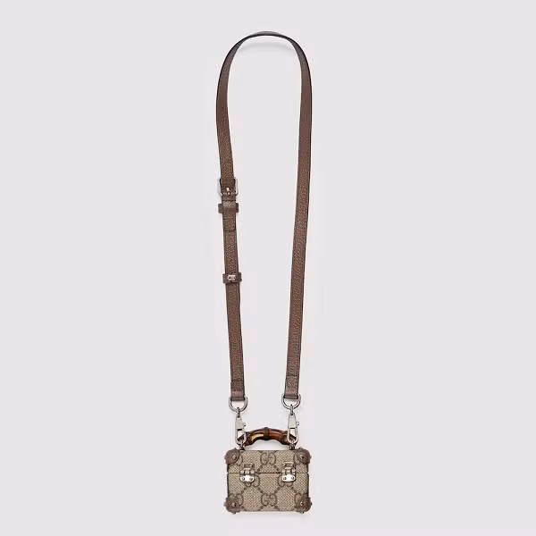 Phụ kiện đầu tiên có tên là "Gucci AirPods Pro Case", được thiết kế như một chiếc túi xách mini và có thể đeo trên cổ bằng cách sử dụng thêm dây đeo có thể tháo rời. Nó được làm bằng chất liệu vải GG Supreme canvas huyền thoại của Gucci, kết hợp với da và kim loại.