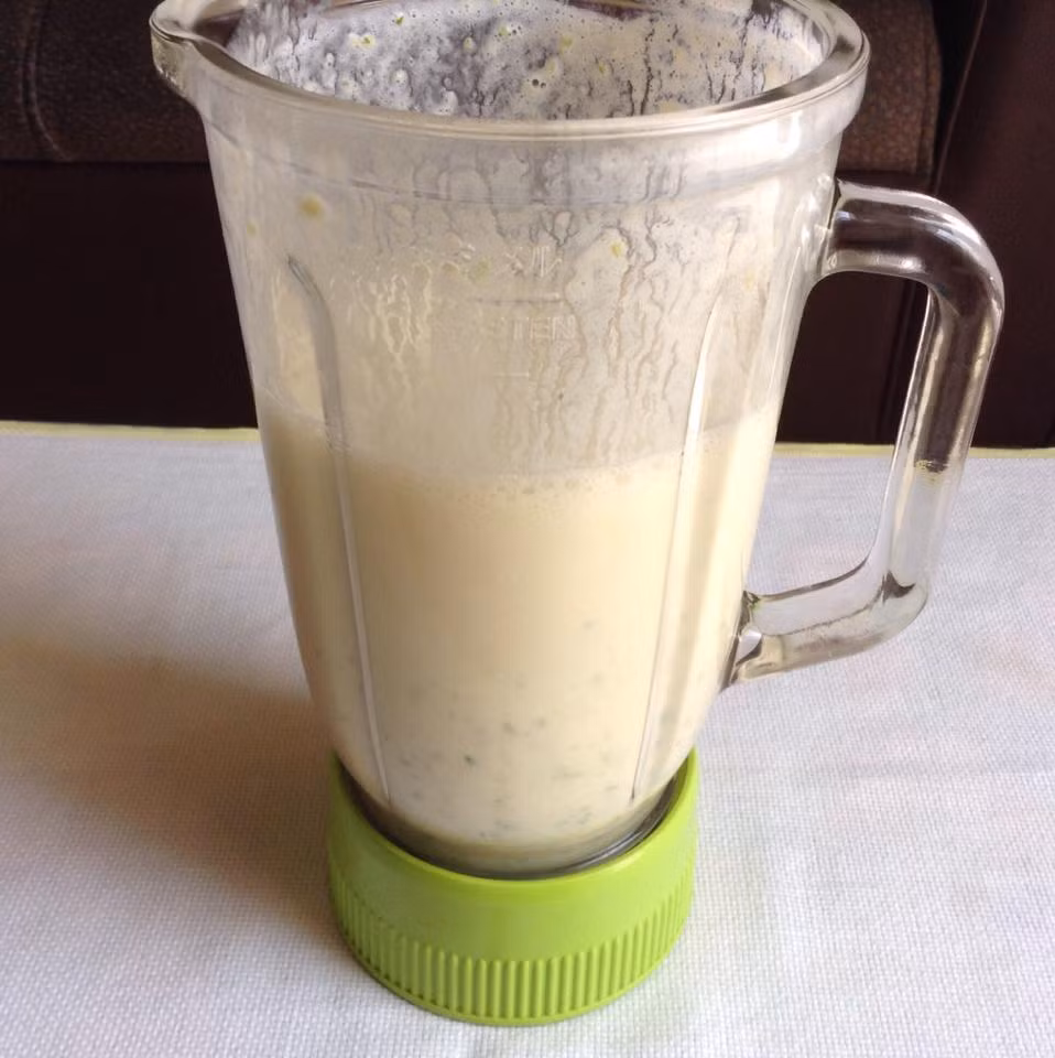 Bạn nên cho ít đá để sinh tố sánh mịn chứ không quá loãng.