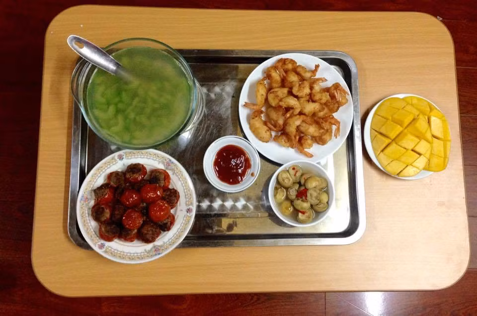 Thứ năm: Tôm tẩm bột chiên giòn, cà chua nhồi thịt, cà muối và canh bí xanh. 