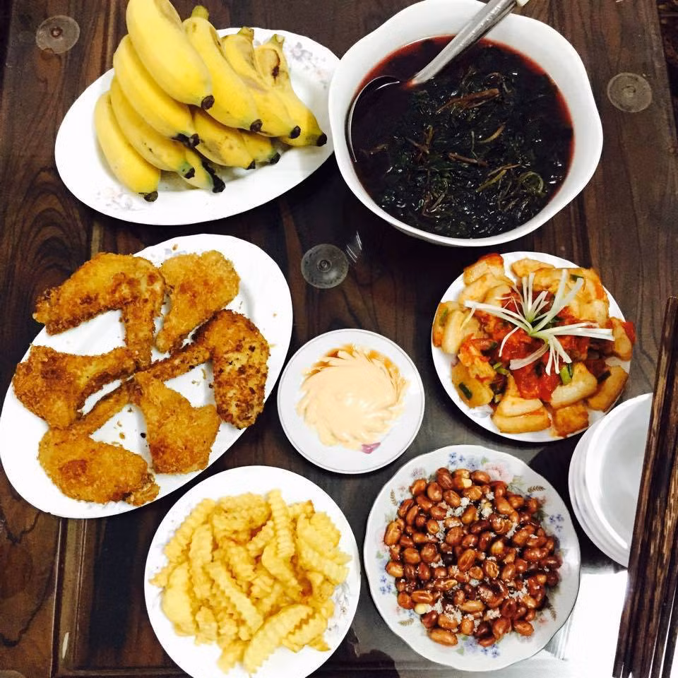 Chủ nhật: Gà tẩm bột rán, khoai tây chiên, lạc rang muối, thịt ba chỉ sốt cà chua, canh rau rền. Thực đơn này không chỉ chiều lòng những ông chồng thích nhắm bia với lạc rang mà còn khiến các bé vui với thịt gà và khoai tây chiên vừa ngon vừa rẻ.