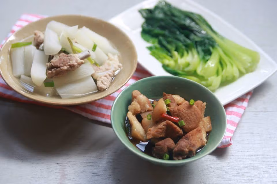 Thứ tư: Canh sườn nấu củ cải, cải chit xào và thịt kho