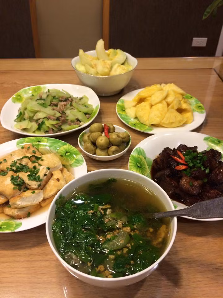 Thứ ba: Đậu phụ tẩm hành, canh cua nấu mướp rau đay, thịt kho tàu, su su xào thịt và cà muối.