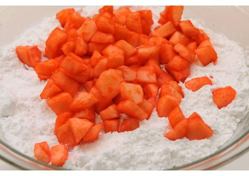 Bước 3: Vớt củ năng ra bát, cho bột năng vào trộn đều sao cho bột năng bám đều lên củ năng là được. Vớt củ năng ra một cái rá để rây cho hết bột thừa rồi để riêng ra bát. 