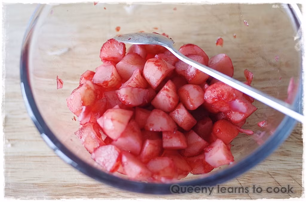 Bước 2: Hòa tan màu thực phẩm ra một bát nước, sau đó cho củ năng vào trộn đều lên rồi ngâm khoảng 5 phút cho củ năng thấm đều màu.