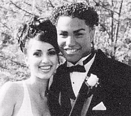 Kim Kardashian có ngoại hình tương đối giống với Halle Barry thời trẻ. Cô chụp hình cùng TJ Jackson - cháu trai của Michael Jackson.