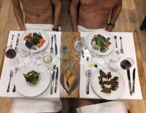 Ky quai nha hang neu mac quan ao vao an se bi duoi ra-Hinh-2