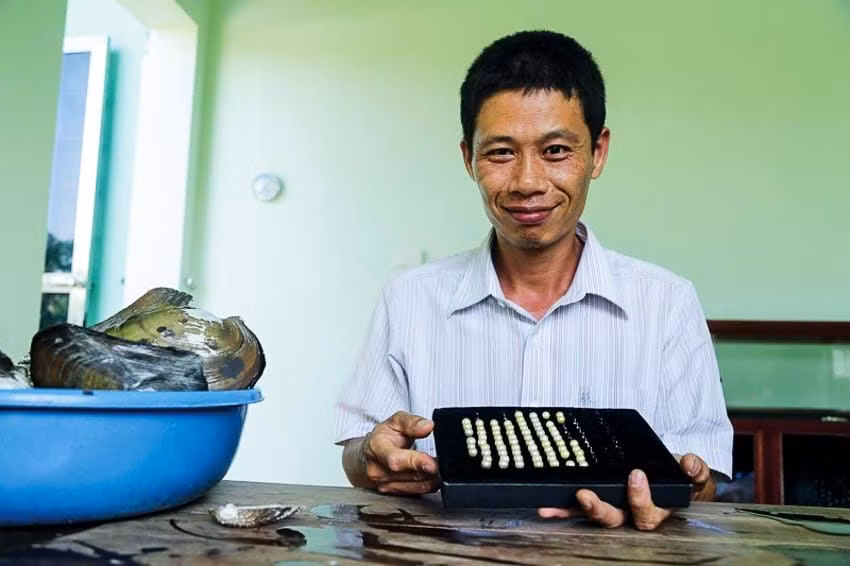 Kho bau duoi day ao, anh nong dan trung manh 3,5 ty/nam