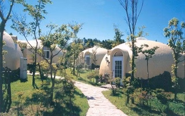 Việc sử dụng xốp trong xây dựng sẽ khiến ngôi nhà không cần dầm và trụ, nhờ thế giảm nhẹ được sự cộng hưởng gây ra bởi các trận động đất. Cũng vì thế, nhà mái vòm mạnh mẽ và ổn định hơn so với các ngôi nhà truyền thống. (Nguồn Sohu)