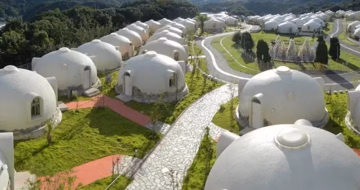 Theo tính toán, các loại nhà có cấu trúc bằng bê tông cốt thép truyền thống hoặc gỗ không thể chịu nổi áp lực do các trận động đất thường xuyên xảy ra. Vì vậy, các nhà thiết kế Nhật Bản phải nghiên cứu rất kỹ lưỡng về hình dạng và vật liệu dựng nhà. (Nguồn Sohu)