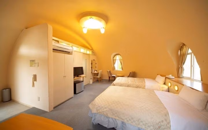 Bên cạnh đó, vật liệu Styrofoam mới cũng có đặc tính cách nhiệt rất cao. Kết hợp với hình dạng mái vòm, cho phép không khí lưu thông theo sự đối lưu và ngăn không cho tụ ở các góc khiến ngôi nhà có thể tiết kiệm nhiều điện năng. (Nguồn Sohu)