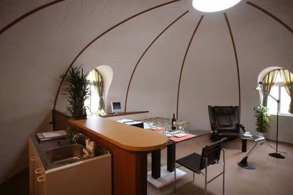 Điểm cộng của nhà mái vòm mà chúng có thể dùng làm căn hộ đơn hoặc kết hợp một cách rất dễ dàng. Diện tích một căn hộ tiêu chuẩn khoảng 36m², chiều cao ngôi nhà là 3m, có trọng lượng là 80kg. (Nguồn Sohu)