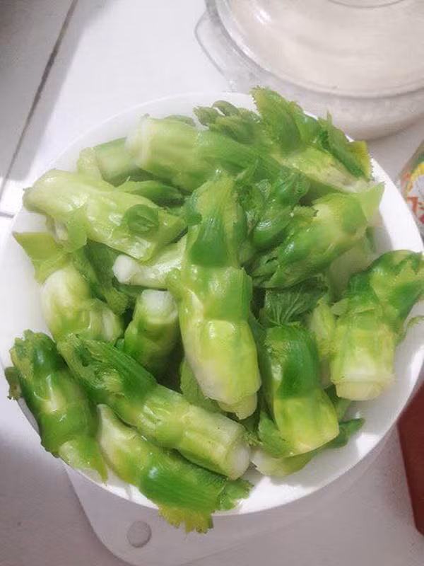 Món mầm đá này dù có giá đắt ngang với thịt nhưng vẫn được dân Hà thành chuộng mua.