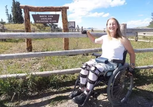 Tuy nhiên, Chloe vẫn không vui vẻ, hạnh phúc với liệu pháp điều trị giả làm người tàn tật. Cô thậm chí còn treo giải thưởng 25.000 USD cho bác sĩ nào giúp cắt cụt chân của cô. Tuy nhiên các bác sĩ nói rằng, sẽ không một người nào có y đức chịu thực hiện ca phẫu thuật đó cả. Chính vì vậy, hiện tại, cô Chloe vẫn phải giả vờ làm người tàn tật để kiềm chế phần nào căn bệnh của mình.